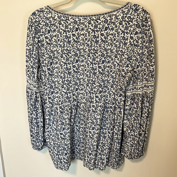 Max Studio Women’s Floral Blouse / Size L / Very Good Condition / Blue and Cream - Picture 2 of 12